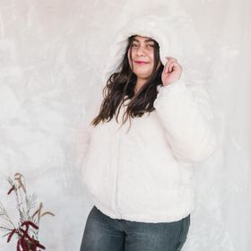 Chamarra peluche con gorro blanco